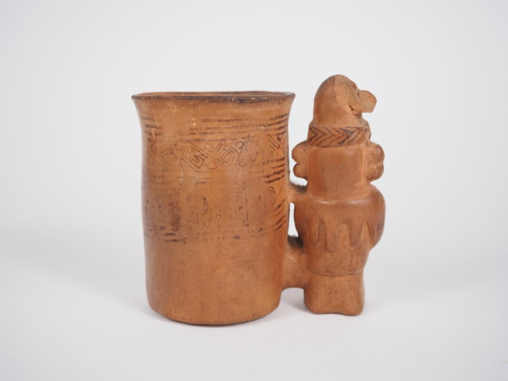 PEROU. Deux céramiques précolombiennes décorées de reliefs et de motif