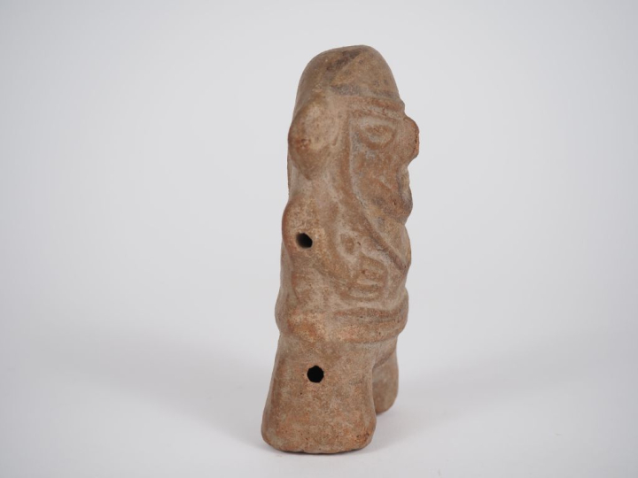 PEROU. Deux céramiques précolombiennes décorées de reliefs et de motif