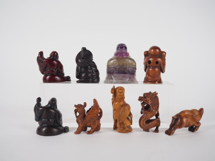 8 Netsuke en bois sculpté et métal patiné, à décor d'animaux et de div