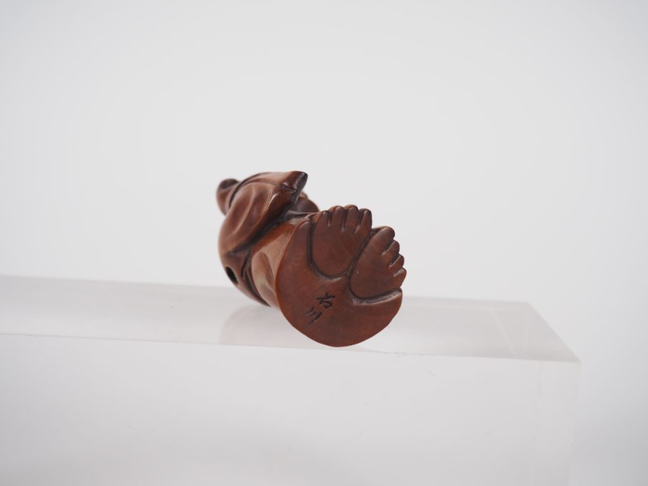 8 Netsuke en bois sculpté et métal patiné, à décor d'animaux et de div