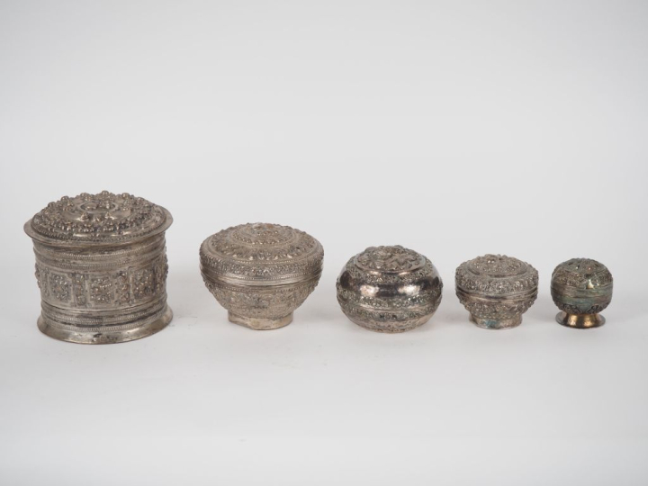 Suite de 5 boîtes couvertes à épices extrême orient en métal argenté o