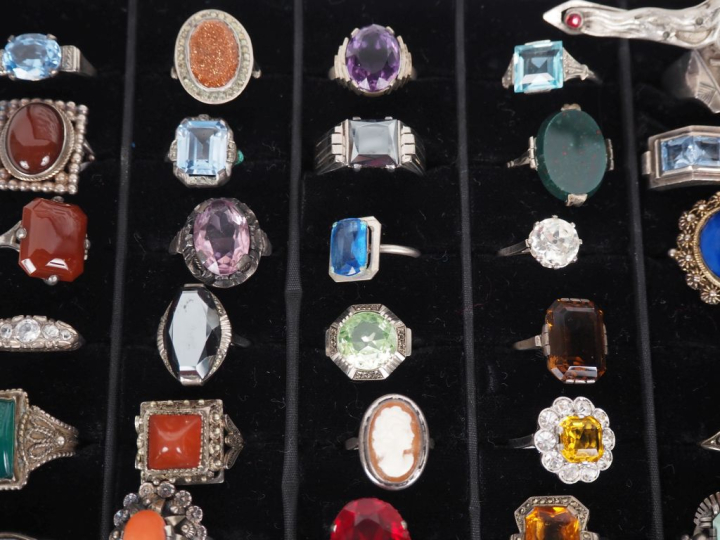 Important écrin comprenant 89 bagues en argent, métal argenté, pierres
