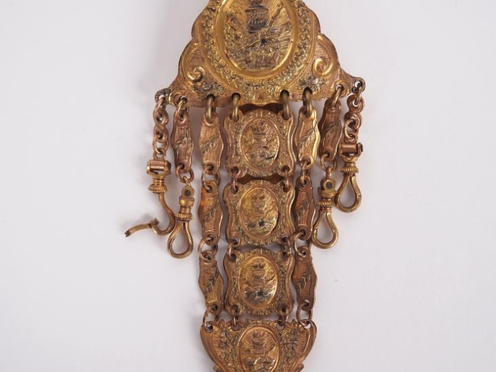 Châtelaine Napoléon III en métal doré à décor d'armoiries. H. 13 cm.