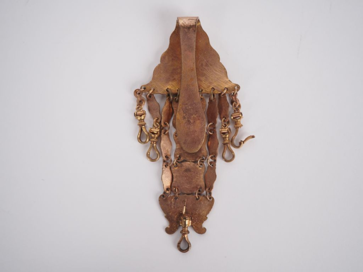 Châtelaine Napoléon III en métal doré à décor d'armoiries. H. 13 cm.