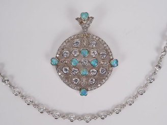 Vente aux enchères Ensemble comprenant :  - un collier en argent, serti de pierres à l’im