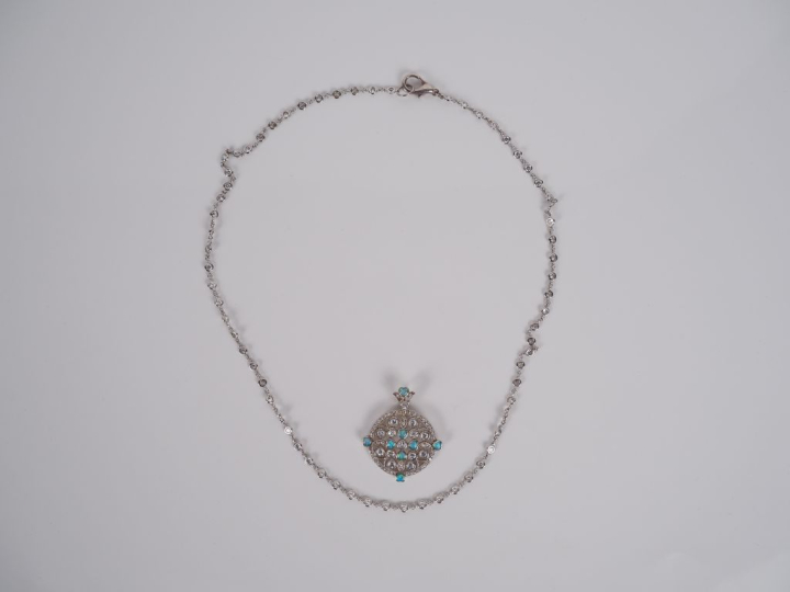 Ensemble comprenant :  - un collier en argent, serti de pierres à l’im