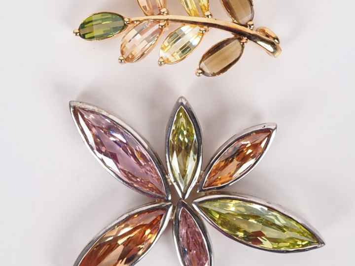 	Ensemble comprenant :  - un pendentif en argent en forme de fleurs, s