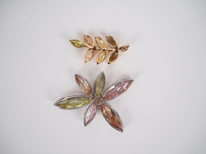 	Ensemble comprenant :  - un pendentif en argent en forme de fleurs, s