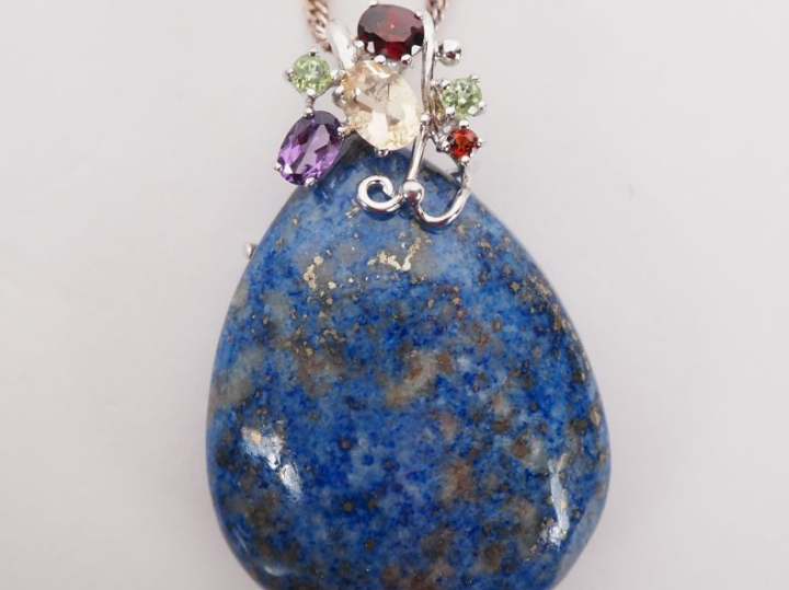 Chaine en argent, maille torsadée, et son pendentif en argent, serti d