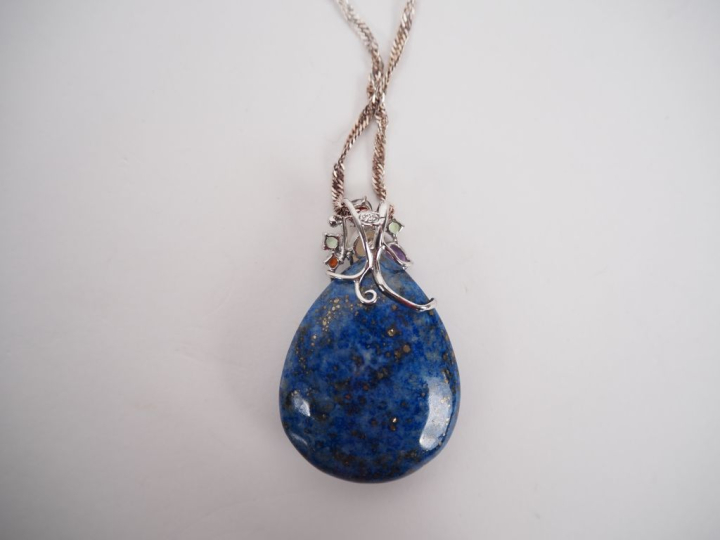 Chaine en argent, maille torsadée, et son pendentif en argent, serti d