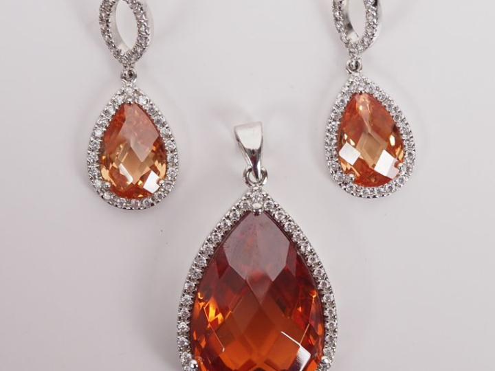 Demi parure en argent, pierres à l’imitation du diamant et pierre de c