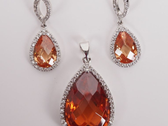 Vente aux enchères Demi parure en argent, pierres à l’imitation du diamant et pierre de c