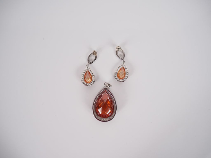 Demi parure en argent, pierres à l’imitation du diamant et pierre de c