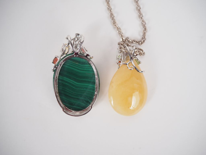 	Important pendentif en argent, serti en son centre de malachite en ca
