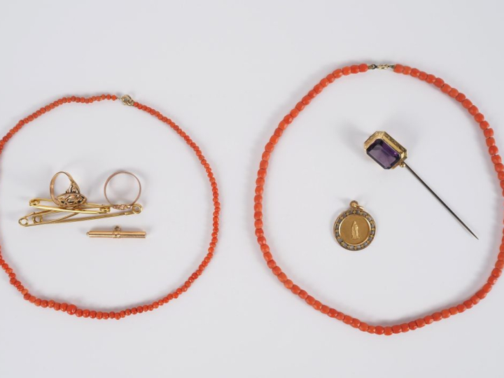 Ensemble en Corail comprenant un bracelet et un collier.  On y joint 5