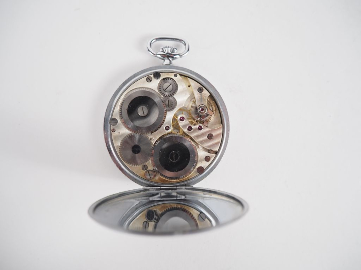 Ensemble comprenant :  - VILLERS WATCH Montre de gousset de style Art 