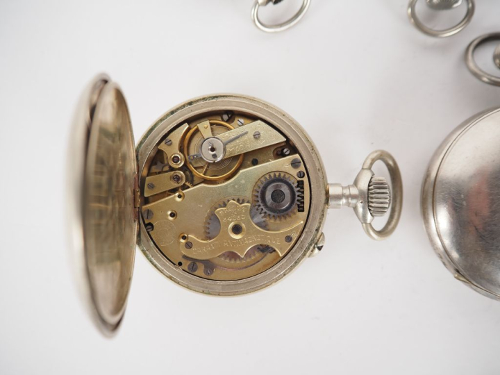 Ensemble comprenant :  - W. ROROSSKOPF   Cie Montre de gousset en méta