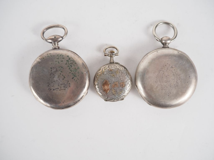 Ensemble comprenant :  - une montre de gousset en argent. Cadran à chi