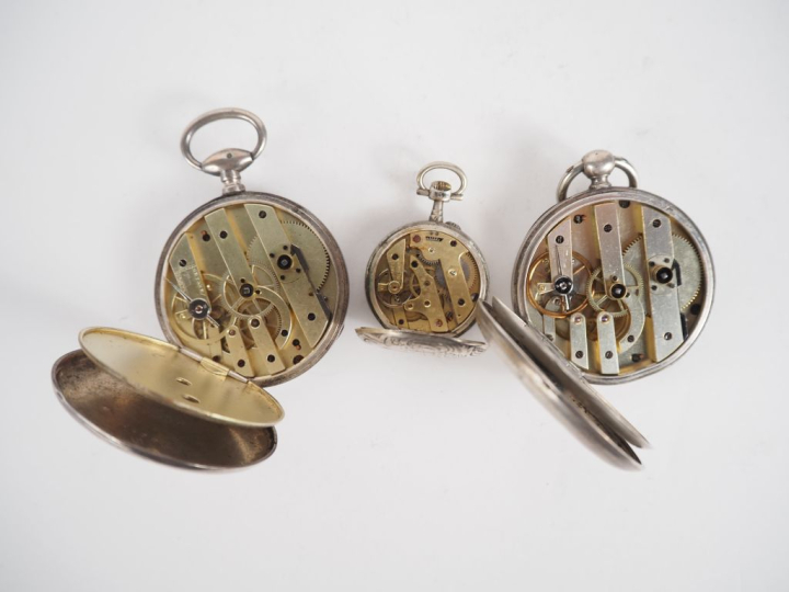 Ensemble comprenant :  - une montre de gousset en argent. Cadran à chi