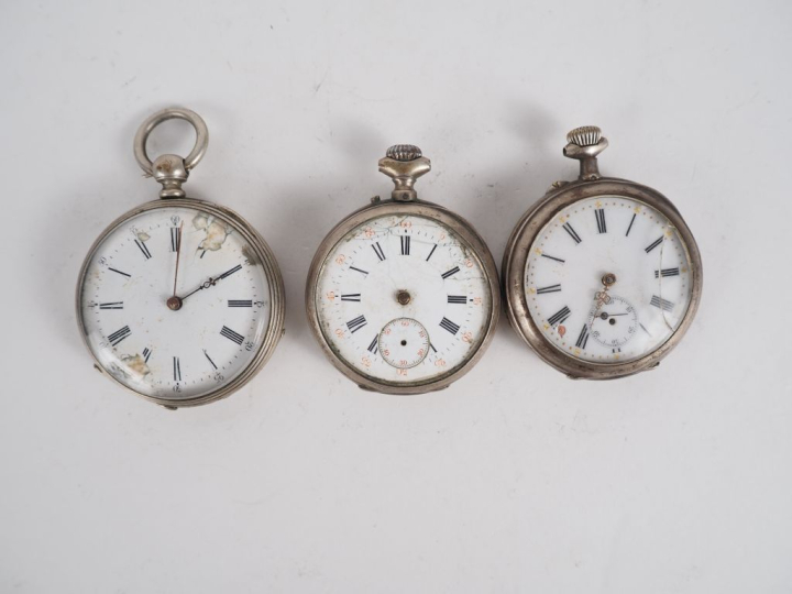 Ensemble comprenant trois différentes montres de gousset en argent.  D