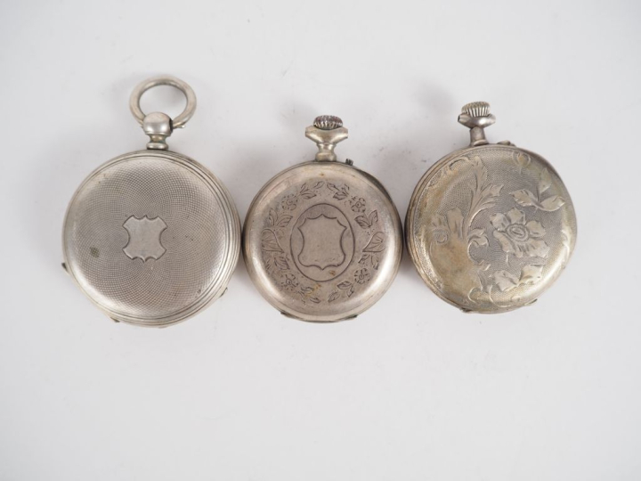 Ensemble comprenant trois différentes montres de gousset en argent.  D
