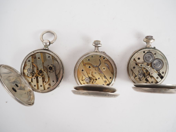 Ensemble comprenant trois différentes montres de gousset en argent.  D