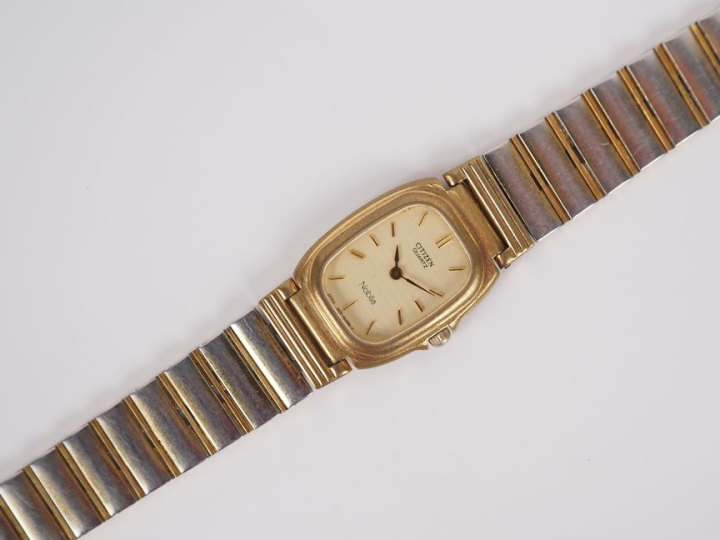 CITIZEN, Noblia Montre bracelet de dame en métal doré.  Cadran à bords