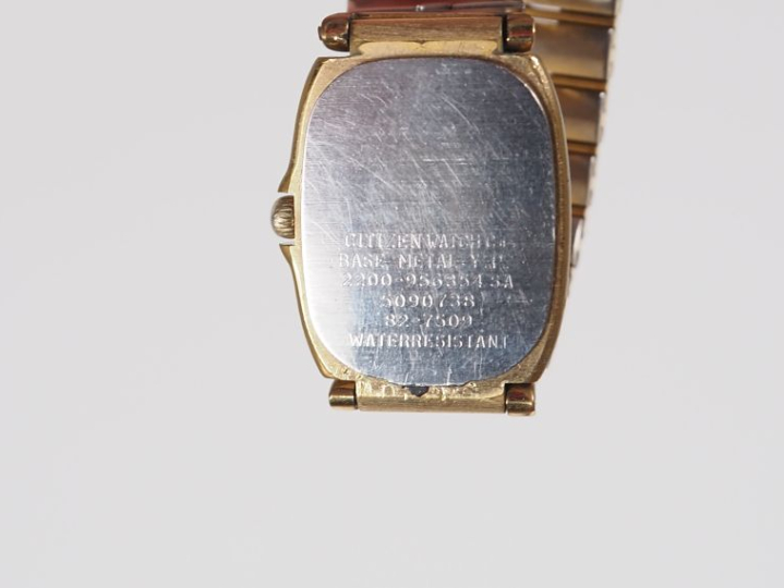 CITIZEN, Noblia Montre bracelet de dame en métal doré.  Cadran à bords