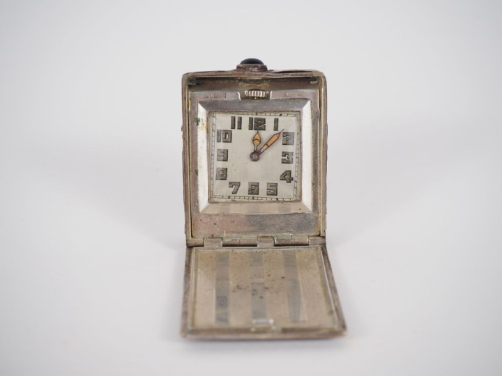 MARLYS WATCH   Co  Montre de poche en argent 935 gainée de cuir.  Cadr