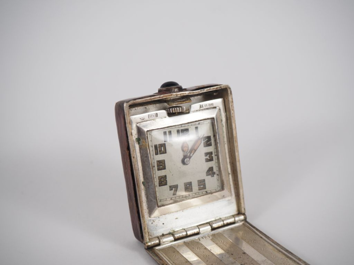 MARLYS WATCH   Co  Montre de poche en argent 935 gainée de cuir.  Cadr