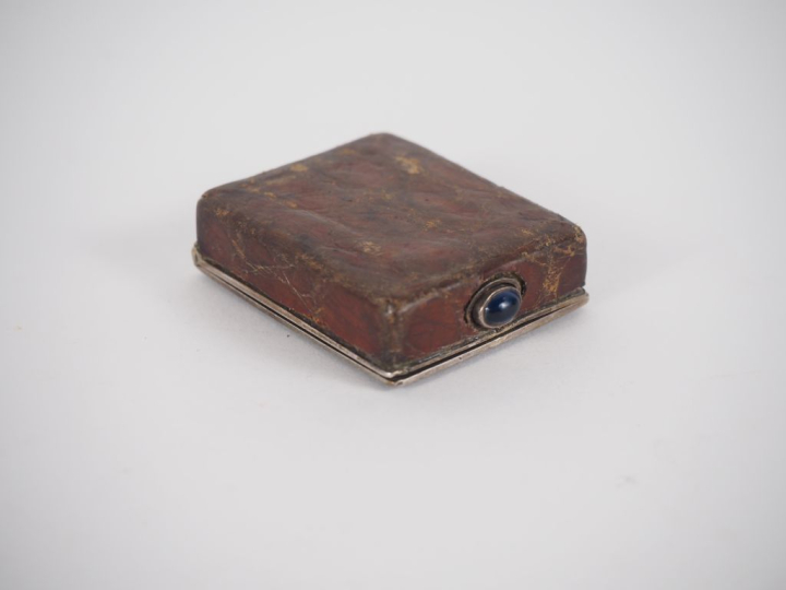 MARLYS WATCH   Co  Montre de poche en argent 935 gainée de cuir.  Cadr