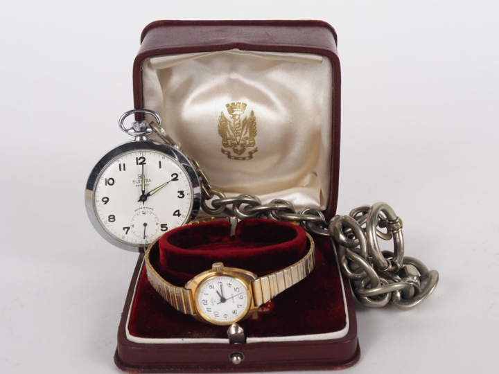 Ensemble comprenant :  - une montre de gousset de marque Electra en mé