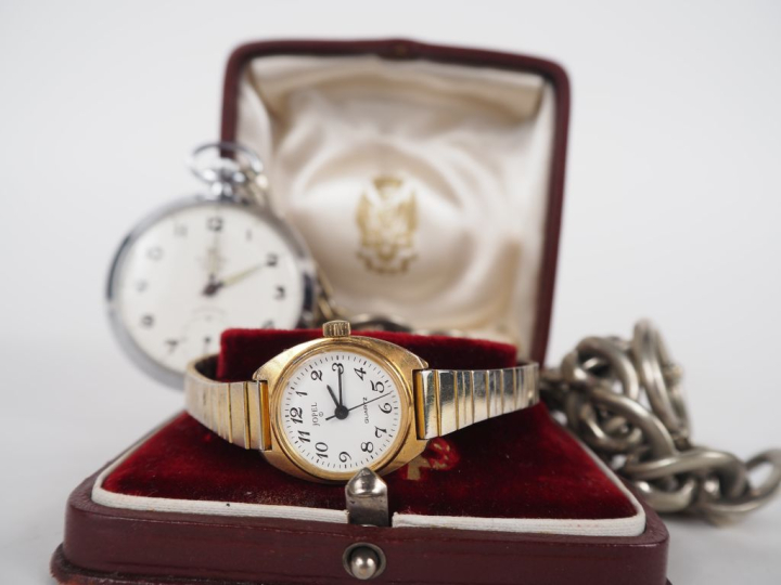 Ensemble comprenant :  - une montre de gousset de marque Electra en mé