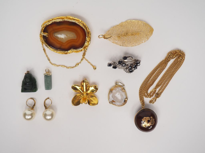 Ensemble de bijoux fantaisie comprenant : - Broche ornée d'une agate -