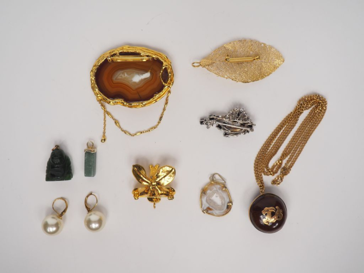 Ensemble de bijoux fantaisie comprenant : - Broche ornée d'une agate -