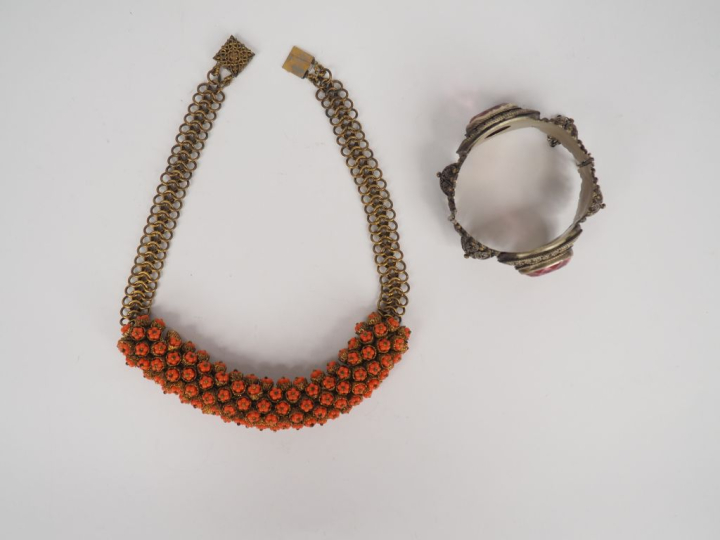 Collier fin XIXème - début Xxème en métal doré et perles de corail. L.