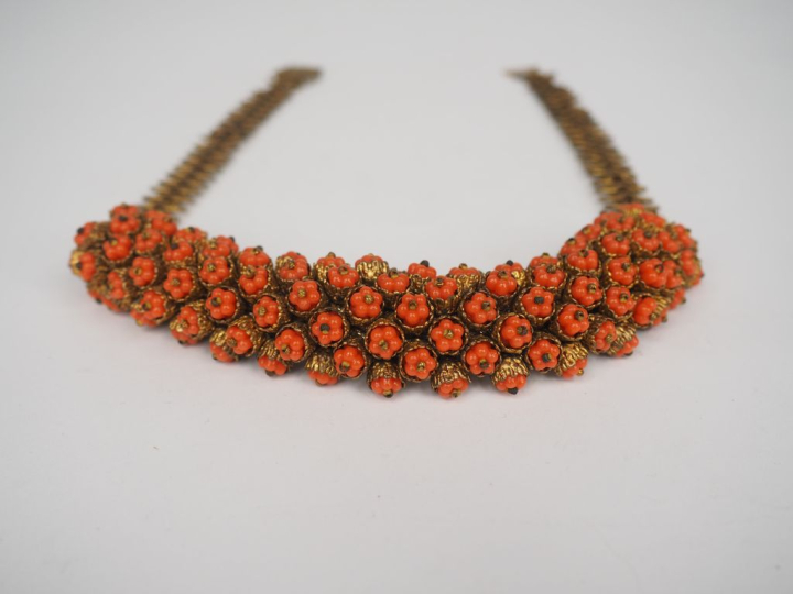 Collier fin XIXème - début Xxème en métal doré et perles de corail. L.