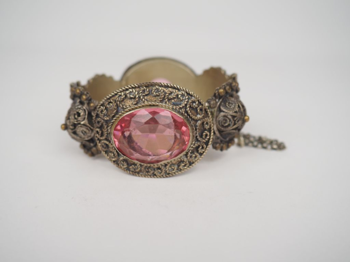 Collier fin XIXème - début Xxème en métal doré et perles de corail. L.