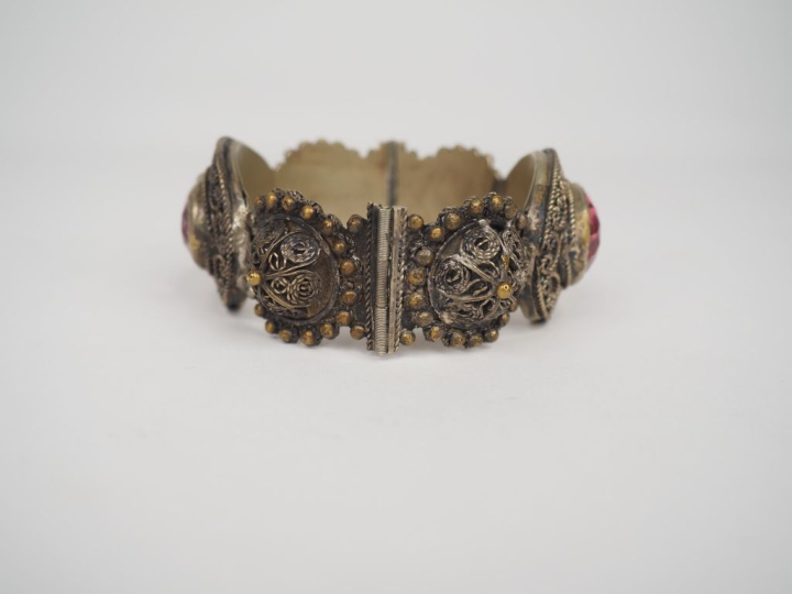 Collier fin XIXème - début Xxème en métal doré et perles de corail. L.