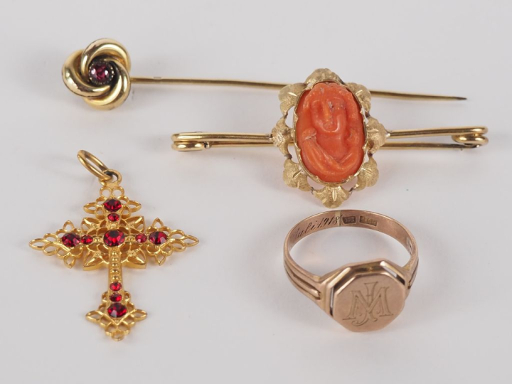 Ensemble comprenant :  - une broche barrette en plaqué or, ornée en so