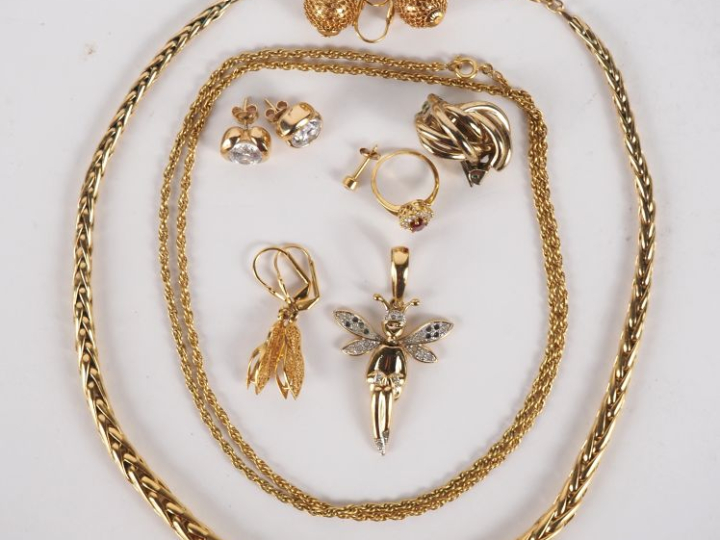 Ensemble de bijoux en plaqué or ou métal doré. Comprenant :  - une pai