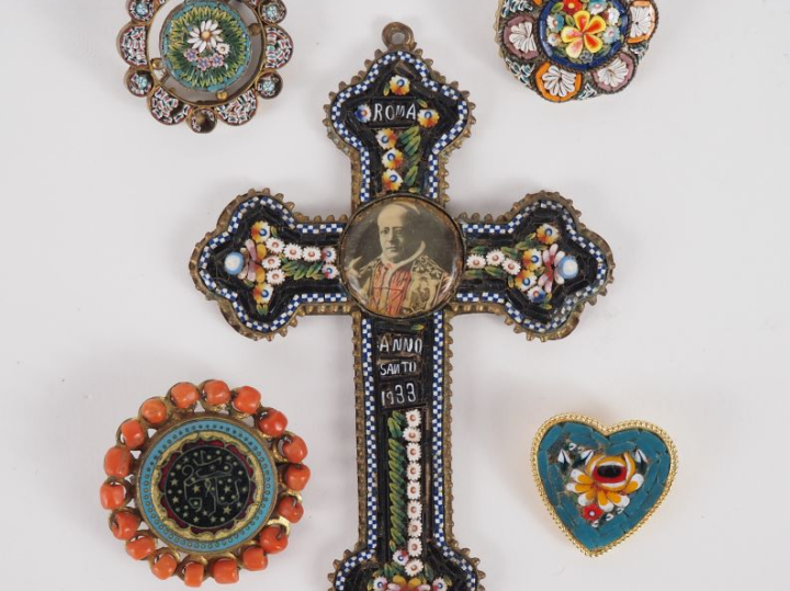 Ensemble comprenant : un crucifix et trois différentes broches en méta