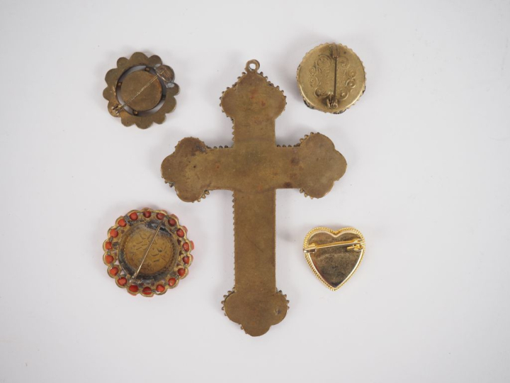 Ensemble comprenant : un crucifix et trois différentes broches en méta
