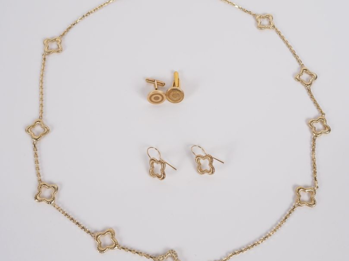 Parure en métal doré, à décor de croix à bords arrondis. Comprenant : 