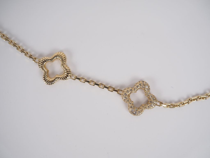 Parure en métal doré, à décor de croix à bords arrondis. Comprenant : 