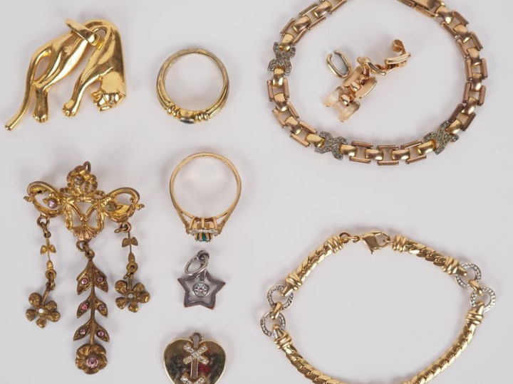 Ensemble de bijoux fantaisie comprenant :  - Deux différents bracelets