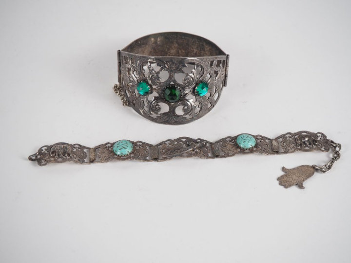 Bracelet oriental en métal argenté ou argent bas titre à décor de sabr