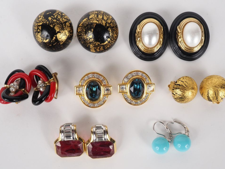 Ensemble de bijoux fantaisie comprenant 7 différentes paires de clips 