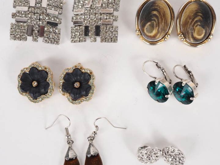 Ensemble de bijoux fantaisie comprenant 6 différentes paires de clips 