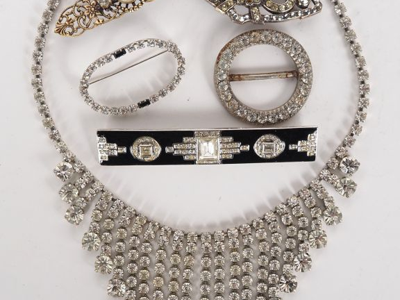 Ensemble de bijoux fantaisie comprenant 5 broches et 1 collier draperi